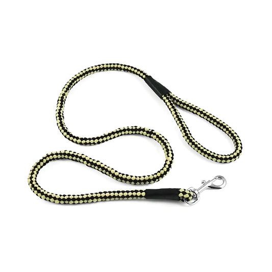 Zwart-crèmekleurige rond-gevlochten nylon hondenlijn met comfortabele handlus en draaibare karabijnhaak, geschikt voor dagelijks gebruik.