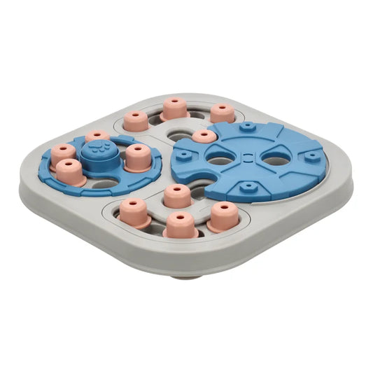 Vierkante grijs-blauwe hondenpuzzel met meerdere draai- en schuifelementen om snacks te verstoppen. Ontworpen om honden mentaal uit te dagen.