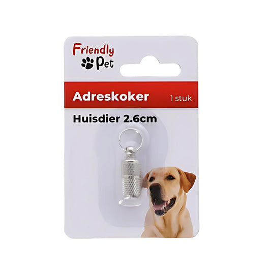 Compacte metalen ID-capsule (±2,6 cm) met ring en briefje voor contactgegevens aan honden- of kattenhalsband.