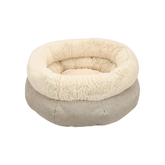 Kat of kleine hond ligt comfortabel in CozyCloud huisdierenmand met pluche voering en ronde vorm voor optimale geborgenheid.