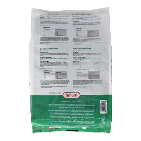 Kat eet van Smulti Kattenmix – knapperig droogvoer met mix van brokjes dat huid en vacht ondersteunt.