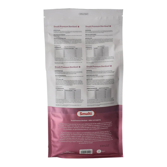 Kat eet uit bakje gevuld met Smulti Premium Sterilized kattenbrokken, helpt gezond gewicht behouden.
