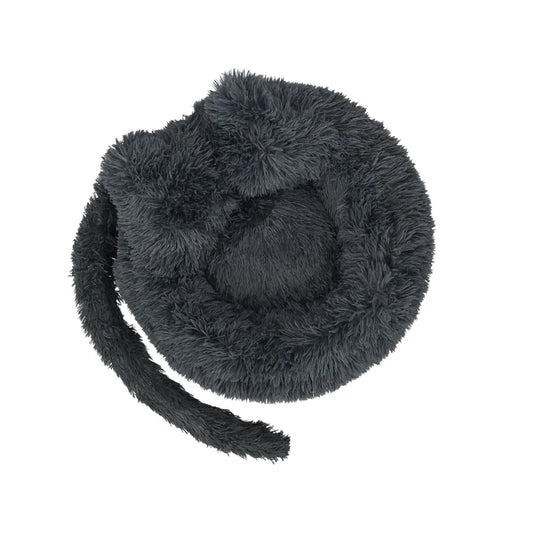 Kat ligt knus in een zwarte SnuggleTail kattenmand met hoge randen en fluffy pluche stof die warmte en geborgenheid biedt.
