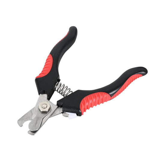 Hand met rode-zwarte nagelknipper knipt voorzichtig de nagels van een grote hond, met veiligheidsstop en antislip handvat voor controle.