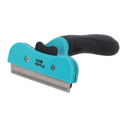 Een turquoise hondenkam met zwart ergonomisch handvat en fijne metalen tanden die losse haren uit de ondervacht verwijderen.