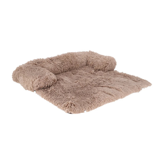 Vierkante hondenmat (74×74 cm) van zachte taupe pluche met opstaande rand; biedt hoofd-/neksteun en helpt arm- en rugleuning van de bank te beschermen.