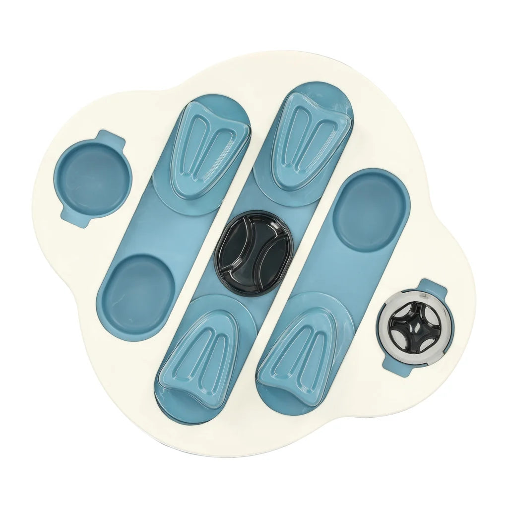 Blauw-witte interactieve hondenpuzzel in pootvorm met schuifdeksels voor verstopte snacks, ontworpen voor mentale uitdaging en speelplezier.