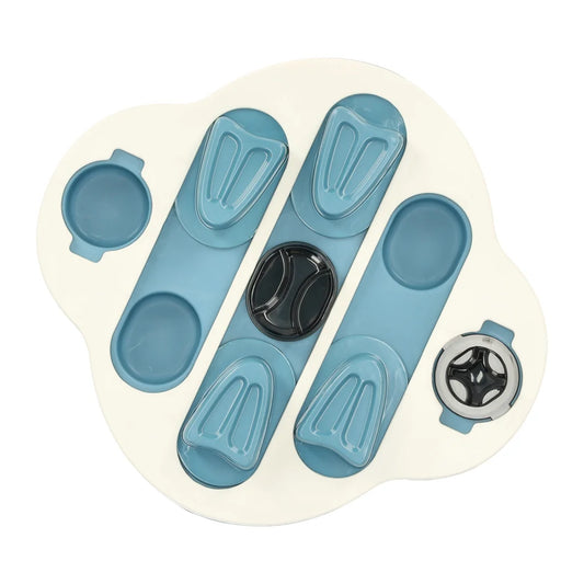 Blauw-witte interactieve hondenpuzzel in pootvorm met schuifdeksels voor verstopte snacks, ontworpen voor mentale uitdaging en speelplezier.