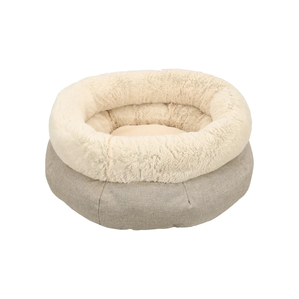 Kat of kleine hond ligt comfortabel in CozyCloud huisdierenmand met pluche voering en ronde vorm voor optimale geborgenheid.