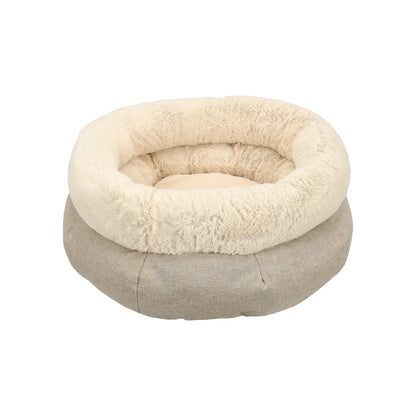 Kat of kleine hond ligt comfortabel in CozyCloud huisdierenmand met pluche voering en ronde vorm voor optimale geborgenheid.