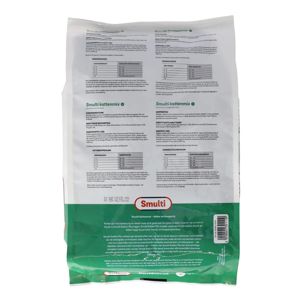 Kat eet van Smulti Kattenmix – knapperig droogvoer met mix van brokjes dat huid en vacht ondersteunt.