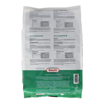 Kat eet van Smulti Kattenmix – knapperig droogvoer met mix van brokjes dat huid en vacht ondersteunt.