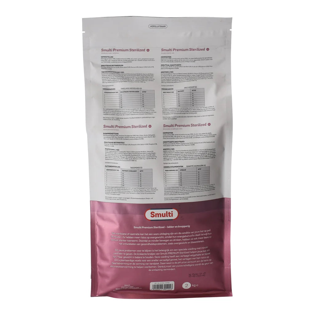 Kat eet uit bakje gevuld met Smulti Premium Sterilized kattenbrokken, helpt gezond gewicht behouden.