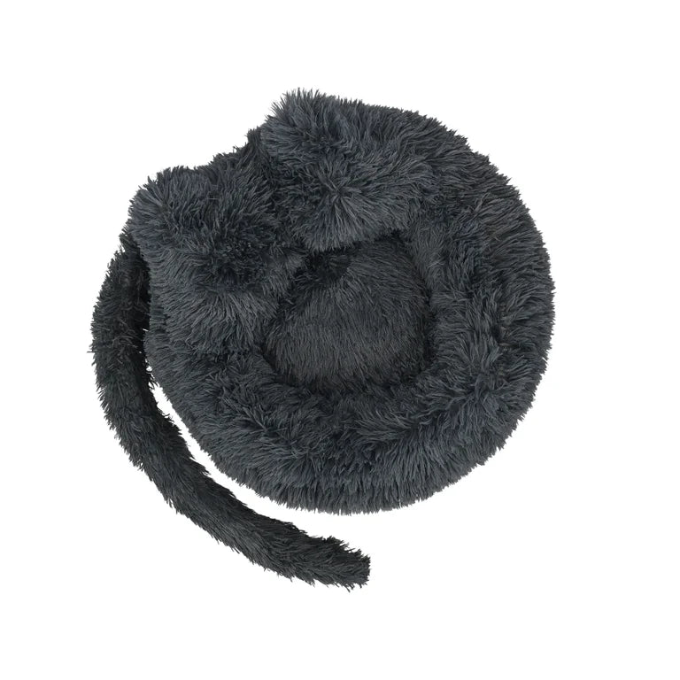 Kat ligt knus in een zwarte SnuggleTail kattenmand met hoge randen en fluffy pluche stof die warmte en geborgenheid biedt.