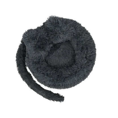 Kat ligt knus in een zwarte SnuggleTail kattenmand met hoge randen en fluffy pluche stof die warmte en geborgenheid biedt.